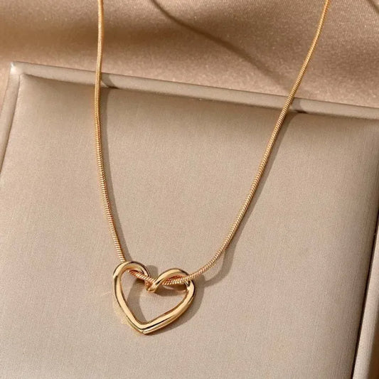 Korean Hollow Heart Pendant Necklace Lightweight Clavicle Chain Jewellery for Girls Fashion Simplicity
