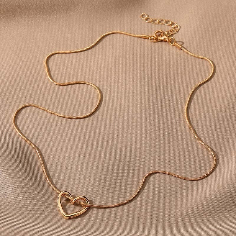 Korean Hollow Heart Pendant Necklace Lightweight Clavicle Chain Jewellery for Girls Fashion Simplicity