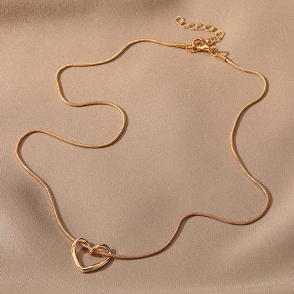Korean Hollow Heart Pendant Necklace Lightweight Clavicle Chain Jewellery for Girls Fashion Simplicity